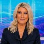 Η Σία Κοσιώνη συγκινημένη στο πλατό του ΣΚΑΪ κατά την αποφώνηση του τελευταίου της δελτίου.