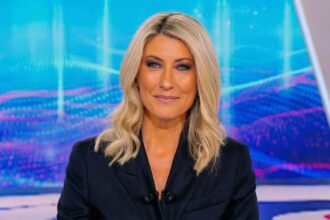 Η Σία Κοσιώνη συγκινημένη στο πλατό του ΣΚΑΪ κατά την αποφώνηση του τελευταίου της δελτίου.