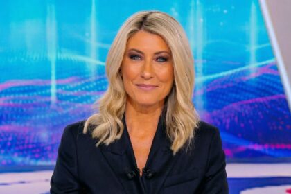 Η Σία Κοσιώνη συγκινημένη στο πλατό του ΣΚΑΪ κατά την αποφώνηση του τελευταίου της δελτίου.