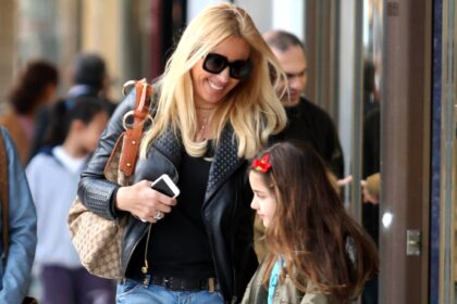 Γωγώ Μαστροκώστα χαμογελαστή σε φωτογραφία αρχείου