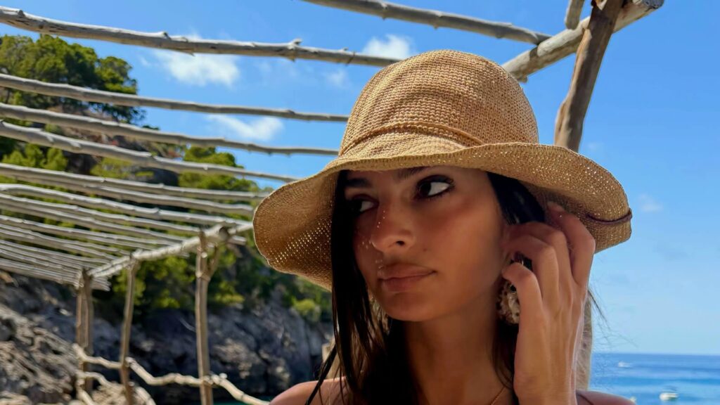 Emily Ratajkowski: Στη Σίφνο με λεοπάρ μαγιό 