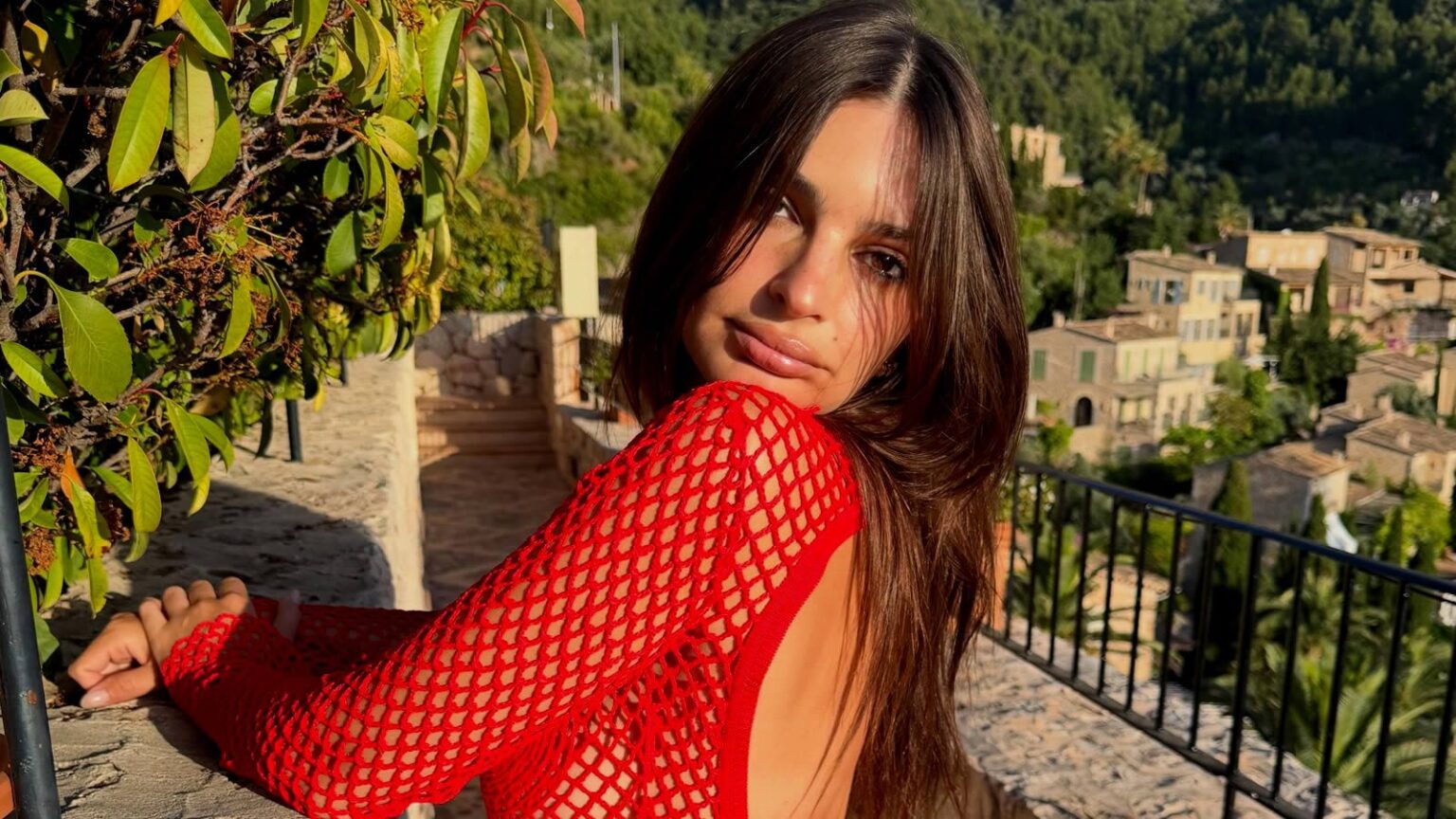 Emily Ratajkowski σε καλοκαιρινές διακοπές στην Ελλάδα με μαγιό
