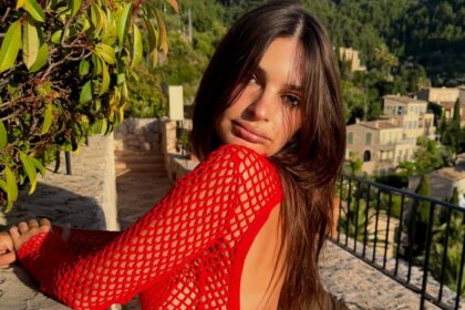 Emily Ratajkowski σε καλοκαιρινές διακοπές στην Ελλάδα με μαγιό