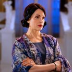 Η Κυβέλη αποχαιρετά το Grand Hotel λίγο πριν αυτοκτονήσει με δηλητήριο στα τελευταία επεισόδια της σειράς.