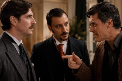 Η Ελένη εκλιπαρεί τον Χρόνη για την αποφυλάκιση του Βλάση στη σειρά Grand Hotel.
