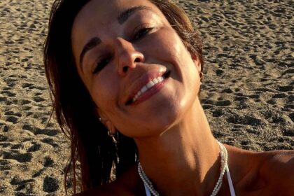 Η Κατερίνα Παπουτσάκη με μπορντό μπικίνι σε ηλιοθεραπεία στην παραλία