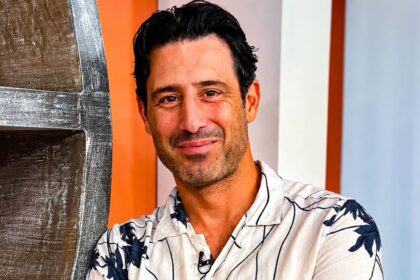 Ο ηθοποιός Λευτέρης Ελευθερίου μιλάει για τον αθόρυβο χωρισμό του μετά από 22 χρόνια σχέσης.