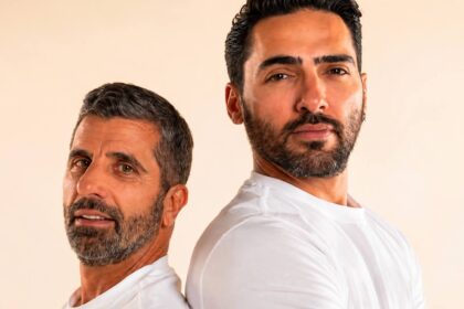 Ο Αλέξανδρος Μαρτίδης και ο Θανάσης Βισκαδουράκης πρωταγωνιστές στην παράσταση Πετάει Πετάει το καλοκαίρι του 2026.
