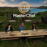 Οι μπριγάδες του MasterChef μαγειρεύουν σε ανοιχτή φωτιά στη λίμνη Μαραθώνα.