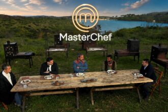 Οι μπριγάδες του MasterChef μαγειρεύουν σε ανοιχτή φωτιά στη λίμνη Μαραθώνα.
