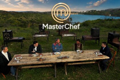 Οι μπριγάδες του MasterChef μαγειρεύουν σε ανοιχτή φωτιά στη λίμνη Μαραθώνα.