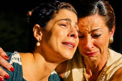 Η Ξένια αγκαλιάζει τη Βασιλική μετά το τραγικό τροχαίο δυστύχημα στη σειρά Το σπίτι δίπλα στο ποτάμι.