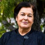 Η Στέλλα Γκίκα στον ρόλο της Ασημίνας στη σειρά «Porto Leone» του Alpha