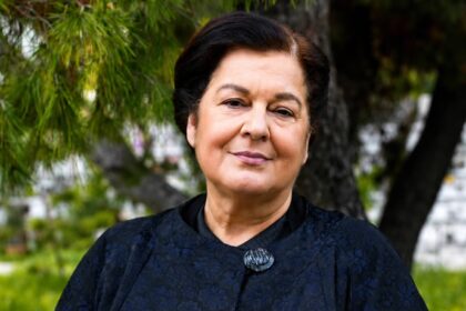 Η Στέλλα Γκίκα στον ρόλο της Ασημίνας στη σειρά «Porto Leone» του Alpha