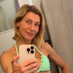 Η Ζέτα Δούκα ποζάρει με μαγιό μπροστά στον καθρέφτη του σπιτιού της
