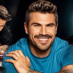 Ο σεφ Άκης Πετρετζίκης χαμογελαστός ενόψει της νέας τηλεοπτικής του μεταγραφής στον ΣΚΑΪ μετά την αποχώρηση από τον Alpha