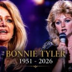 Η τραγουδίστρια Bonnie Tyler σε συναυλία, ερμηνεύει με το γνωστό βραχνό της ύφος