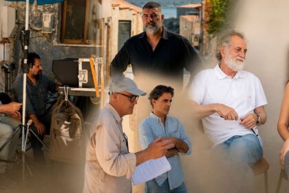 Ο Βασίλης Μπισμπίκης και ο Αντώνης Μυριαγκός στα γυρίσματα της σειράς «Δυο μαύρα πουκάμισα» του MEGA