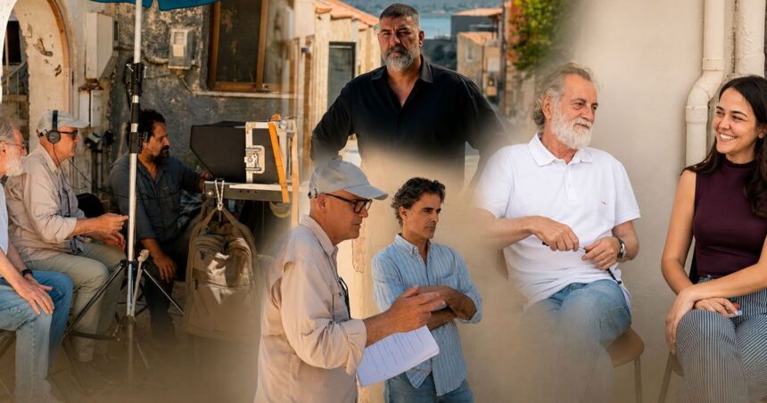 Ο Βασίλης Μπισμπίκης και ο Αντώνης Μυριαγκός στα γυρίσματα της σειράς «Δυο μαύρα πουκάμισα» του MEGA