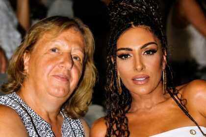 Η Έλενα Παπαρίζου με το νέο της look σε πρόσφατη εμφάνιση