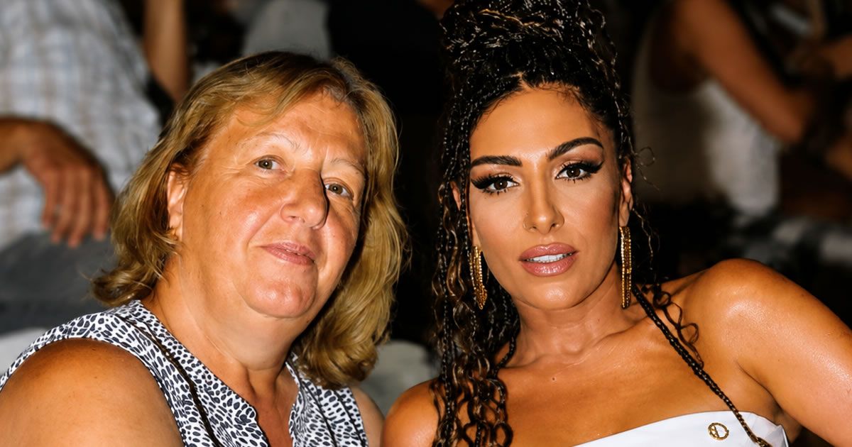 Η Έλενα Παπαρίζου με το νέο της look σε πρόσφατη εμφάνιση