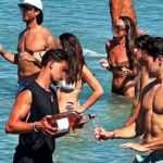 paros servitoros mesa sti thalassa