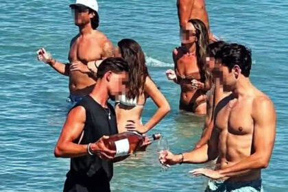 paros servitoros mesa sti thalassa