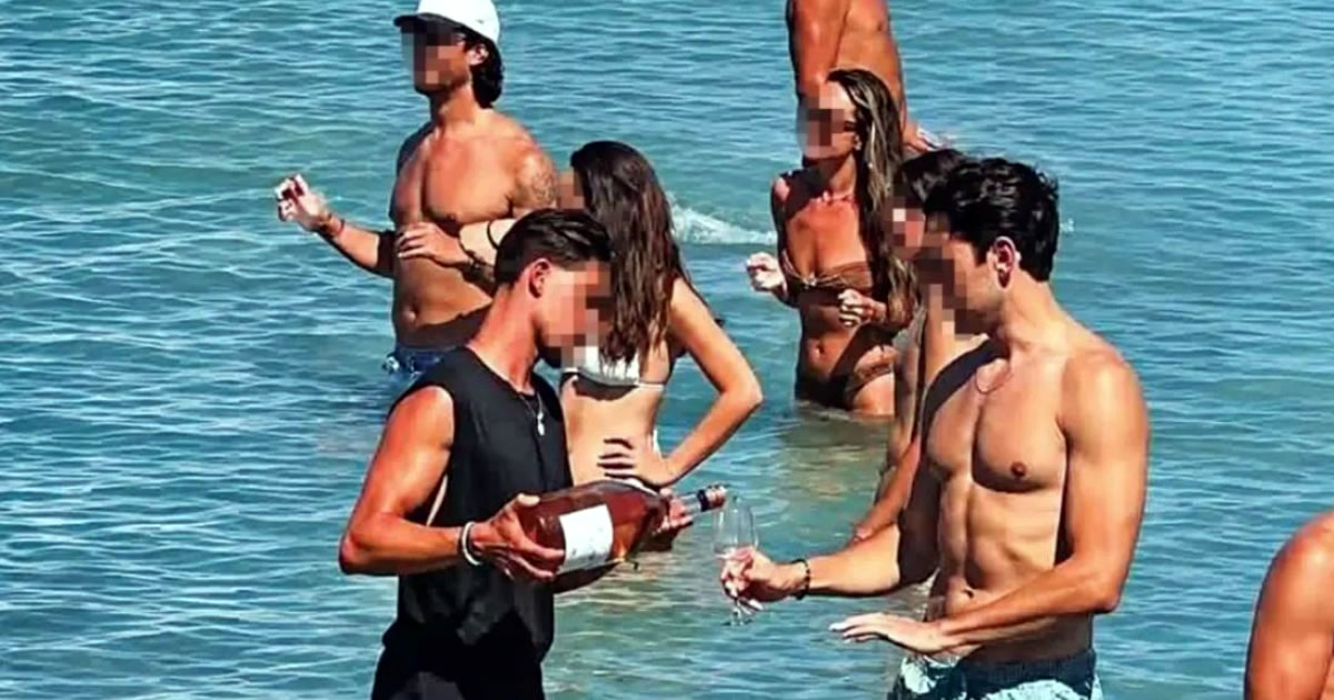 paros servitoros mesa sti thalassa