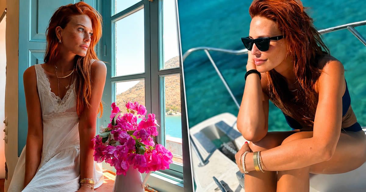 Η Σίσσυ Χρηστίδου με μπλε μπικίνι σε σκάφος στην Πάτμο