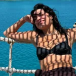 Δανάη Παππά με μαύρο μπικίνι σε παραλία στα Χανιά