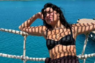 Δανάη Παππά με μαύρο μπικίνι σε παραλία στα Χανιά