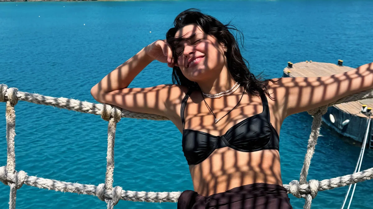 Δανάη Παππά με μαύρο μπικίνι σε παραλία στα Χανιά