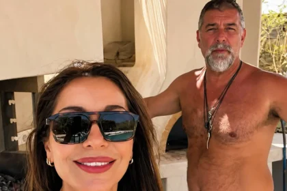 Δέσποινα Βανδή στην Πάρο τον Δεκαπενταύγουστο με την οικογένειά της