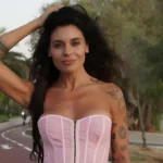 Ειρήνη Κολιδά με λευκό μαγιό στις καλοκαιρινές διακοπές της