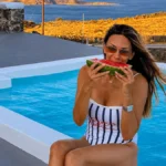 Η Έλλη Κοκκίνου με ολόσωμο μαγιό δίπλα στην πισίνα κατά τη διάρκεια των διακοπών της στην Κύθνο.