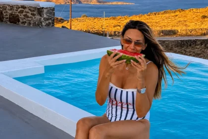 Η Έλλη Κοκκίνου με ολόσωμο μαγιό δίπλα στην πισίνα κατά τη διάρκεια των διακοπών της στην Κύθνο.