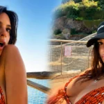 Η Έμιλι Ραταϊκόφσκι πάνω σε σκάφος στη θάλασσα με την ελληνική σημαία στο φόντο κατά τη διάρκεια των καλοκαιρινών της διακοπών.