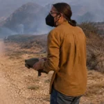 Ρεπόρτερ της ΕΡΤ κατά τη διάρκεια ζωντανής μετάδοσης από τη φωτιά στον Κουβαρά.