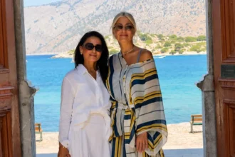 Η Φαίη Σκορδά κατά τη διάρκεια της επίσκεψής της στη Ιερά Μονή του Ταξιάρχη Μιχαήλ του Πανορμίτη,