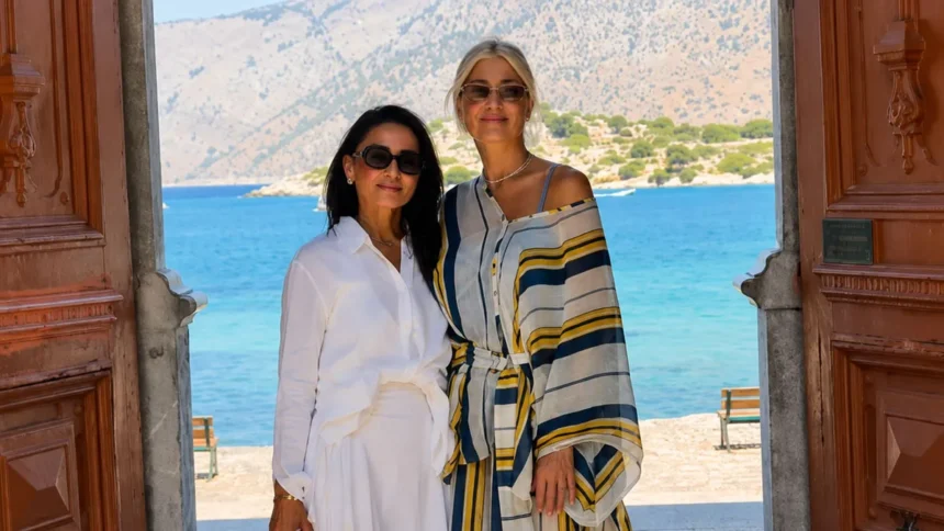 Η Φαίη Σκορδά κατά τη διάρκεια της επίσκεψής της στη Ιερά Μονή του Ταξιάρχη Μιχαήλ του Πανορμίτη,