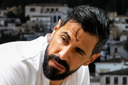 Ο ηθοποιός Γιώργος Παράσχος χαμογελάει μέσα από το δωμάτιο του Νοσοκομείου Αλεξάνδρα πριν ξεκινήσει τη θεραπεία του.