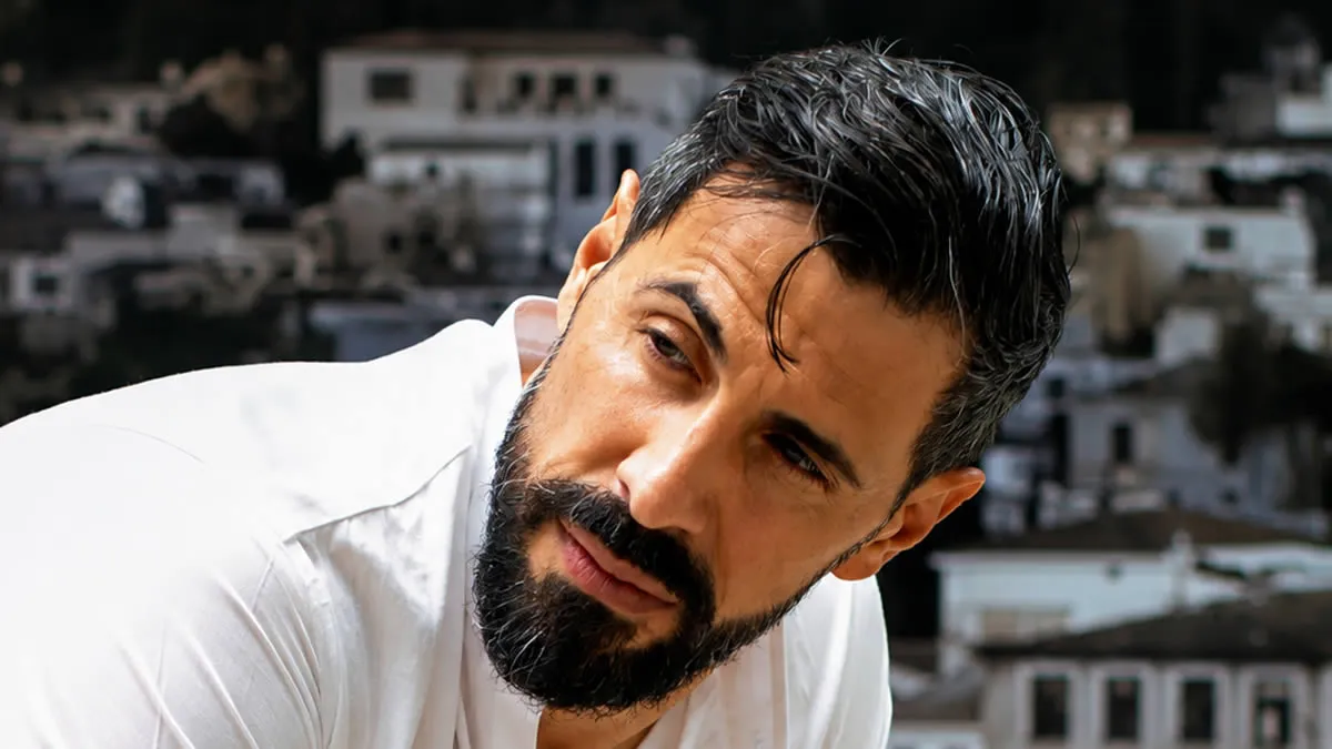 Ο ηθοποιός Γιώργος Παράσχος χαμογελάει μέσα από το δωμάτιο του Νοσοκομείου Αλεξάνδρα πριν ξεκινήσει τη θεραπεία του.