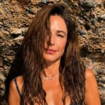 Η Κατερίνα Παπουτσάκη στον Μακρύ Γιαλό κατά τη διάρκεια των καλοκαιρινών διακοπών της.