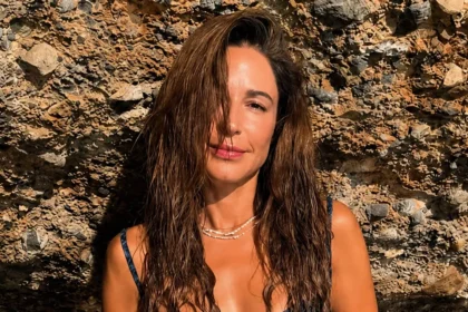 Η Κατερίνα Παπουτσάκη στον Μακρύ Γιαλό κατά τη διάρκεια των καλοκαιρινών διακοπών της.