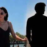 Η Κατερίνα Παπουτσάκη ποζάρει απόλυτα χαμογελαστή φορώντας ένα αέρινο καφέ φόρεμα δίπλα στα νερά της λίμνης Παμβώτιδας.