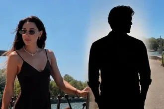 Η Κατερίνα Παπουτσάκη ποζάρει απόλυτα χαμογελαστή φορώντας ένα αέρινο καφέ φόρεμα δίπλα στα νερά της λίμνης Παμβώτιδας.