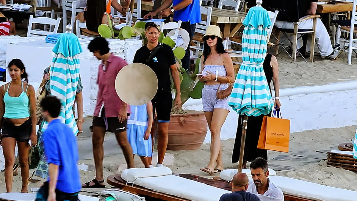 Η Κέιτι Πέρι με casual ρούχα, ψάθινο καπέλο και γυαλιά ηλίου κατευθύνεται προς φουσκωτό σκάφος στην παραλία της Ψαρρούς στη Μύκονο.