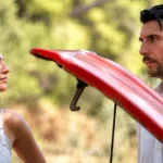 Σκηνή από τα παρασκήνια των γυρισμάτων της σειράς εποχής Κρίνο και Αγκάθι με τους πρωταγωνιστές με κοστούμια του 1959.