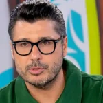 Ο Λάμπρος Κωνσταντάρας σε παλαιότερη φωτογραφία, χαμογελαστός, την ώρα που μιλάει σε εκδήλωση.
