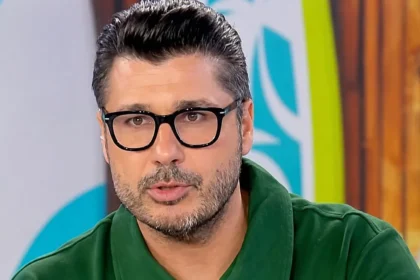 Ο Λάμπρος Κωνσταντάρας σε παλαιότερη φωτογραφία, χαμογελαστός, την ώρα που μιλάει σε εκδήλωση.